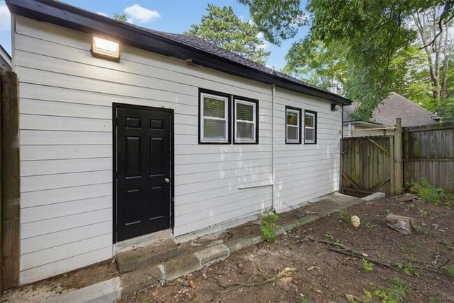 Building Photo - 498 Connally St SE