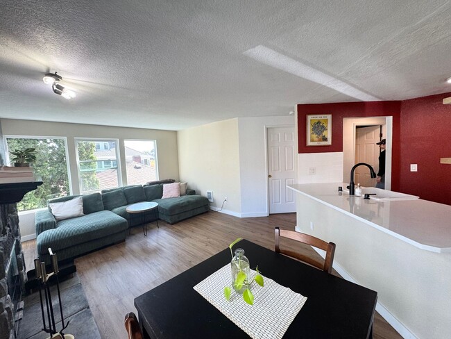 Building Photo - Updated, light flooded corner 1 bedroom 1 bath condo in Madison Valley