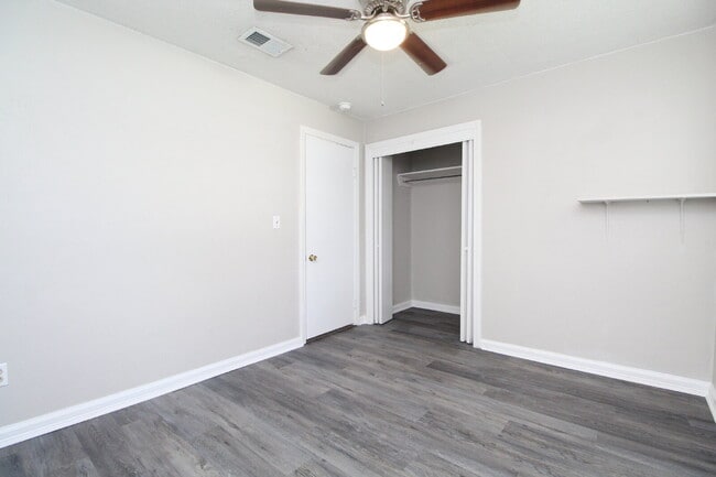Building Photo - Updated 2 Bedroom Duplex in North Pensacol...