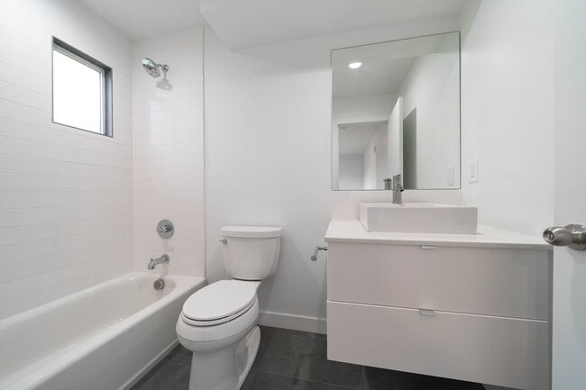 Building Photo - 2311 SE 11th Ave