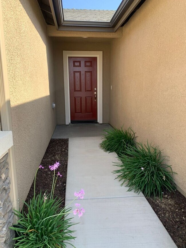 Building Photo - Beautiful 3 Bedroom 2 Bath Home in North Hanford