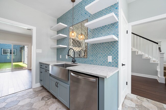 Building Photo - 2470 Country Club Dr