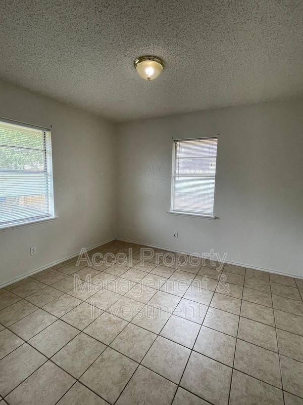 Building Photo - 806 W 26th St