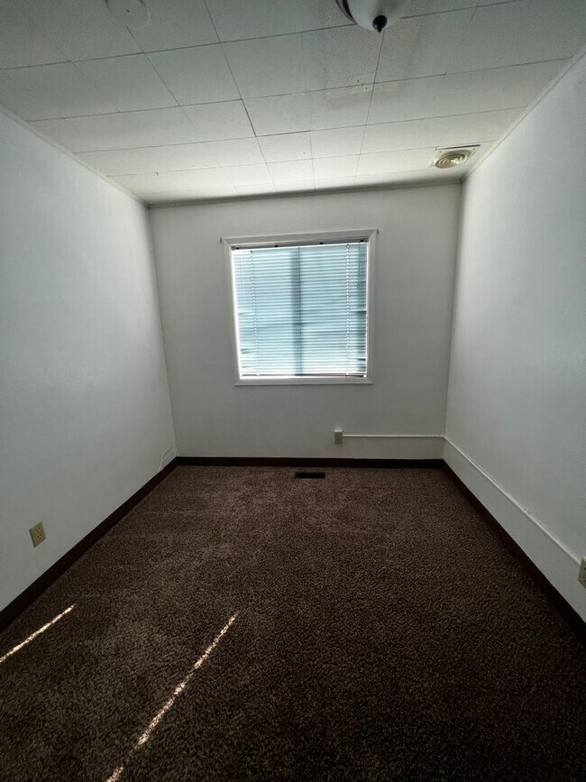 Building Photo - Vine Maple Triplex