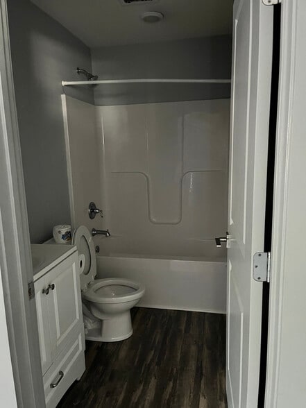 (B) 3rd private bathroom - 202 Dixie Ave