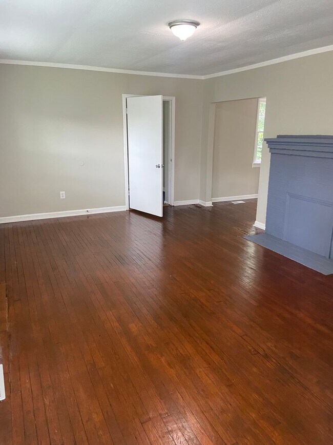 Building Photo - **ON HOLD**3 Bedroom / 1 Bathroom Home for...