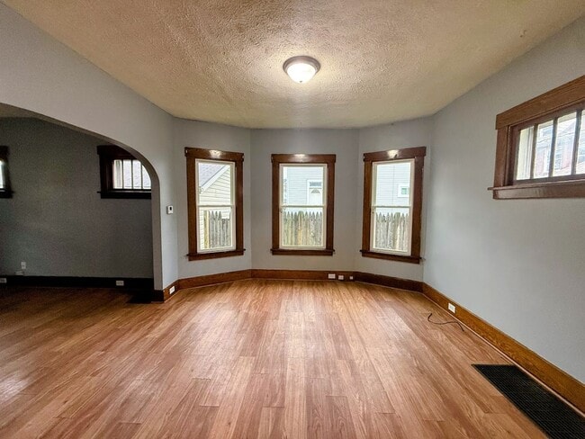 Building Photo - Three bedroom one bathroom home for rent