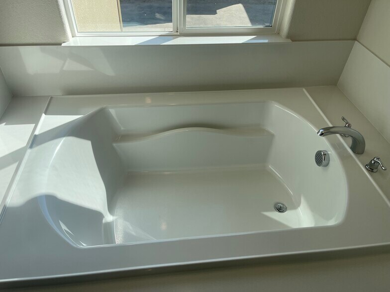 Master Bath Tub - 677 Barrett Lake Rd
