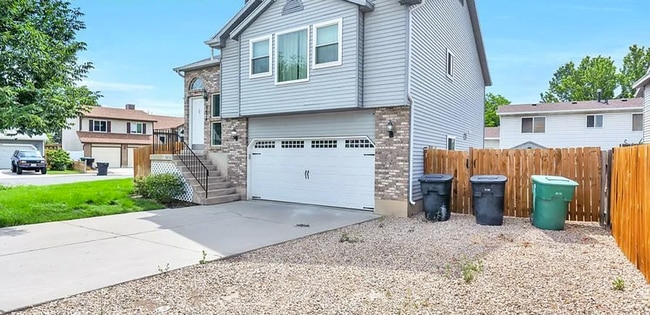 Building Photo - Stunning Modern Home in Murray