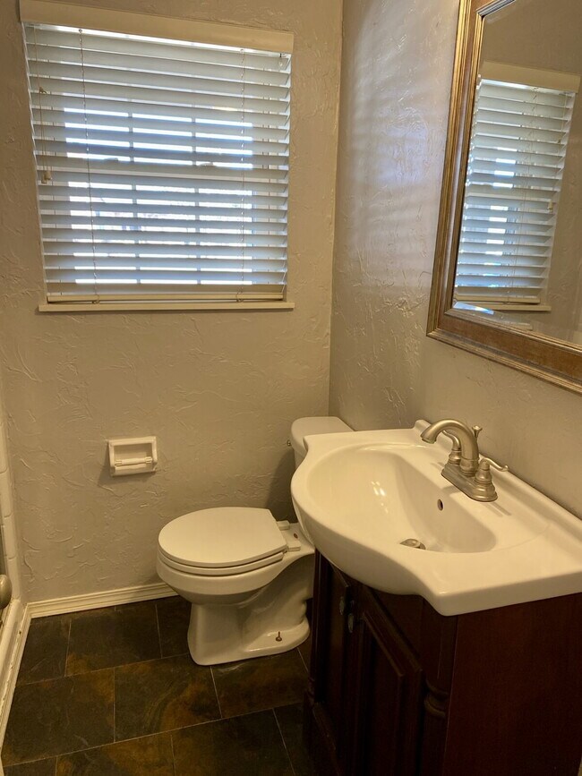 Building Photo - Charming 2 Bed, 2 Bath in Highly Sought-Af...