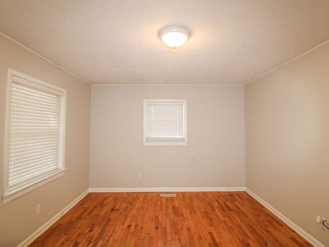 Building Photo - Well maintained brick home in a fantastic location!