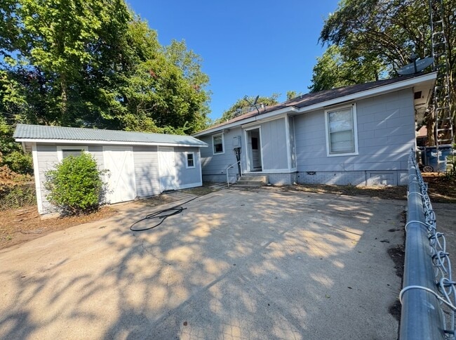 Building Photo - 1002 Barnhill St