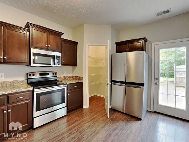 Building Photo - 423 John Deere Dr