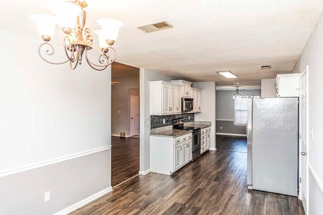 Building Photo - 443 Beverly Dr