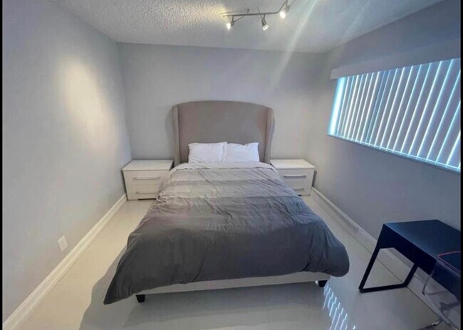 Building Photo - 300 Waterway Dr S