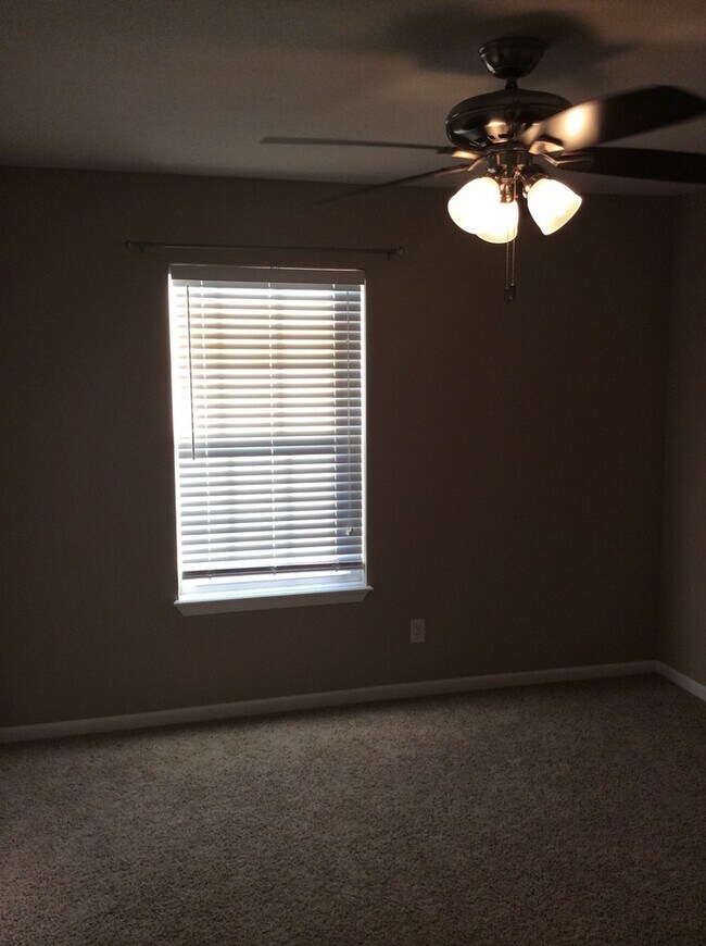 Building Photo - Beautiful Condo in North Kansas City School District!