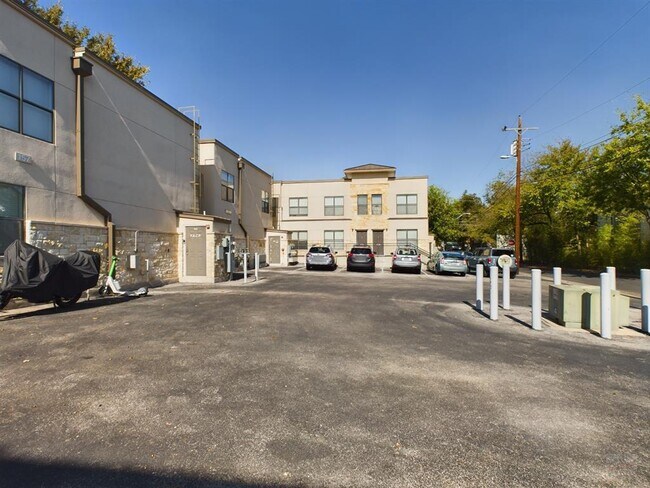 Building Photo - 711 W 32nd St