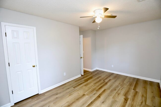 Building Photo - 806 Club Ln