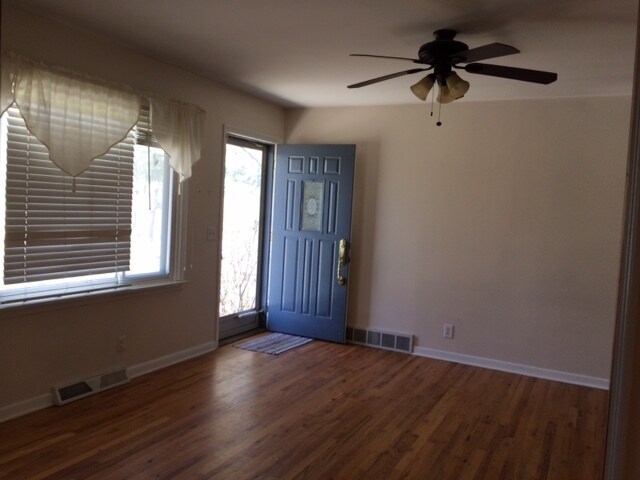 Building Photo - LOCATION, LOCATION, 3 BEDROOM HOUSE FOR LE...