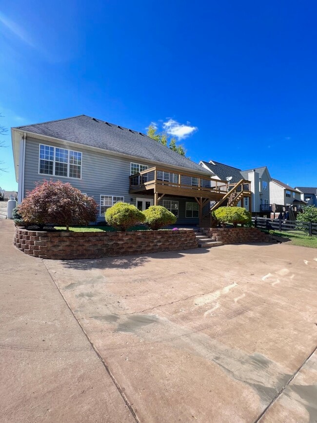 Building Photo - 212 Lakeside Dr