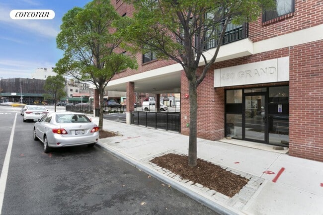 Building Photo - 460 Grand St