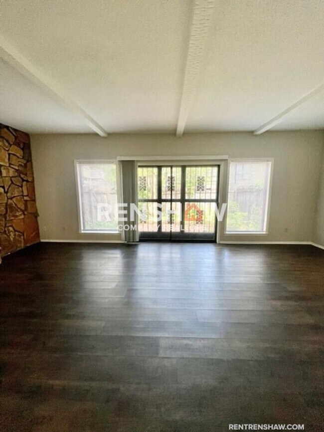 Building Photo - Unique 3 Bed / 2.5 Bath Condo - Move in Re...