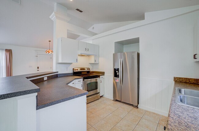 Building Photo - Very Nice 3/2 Home w/ Fenced Yard in St. Cloud with Bonus Room