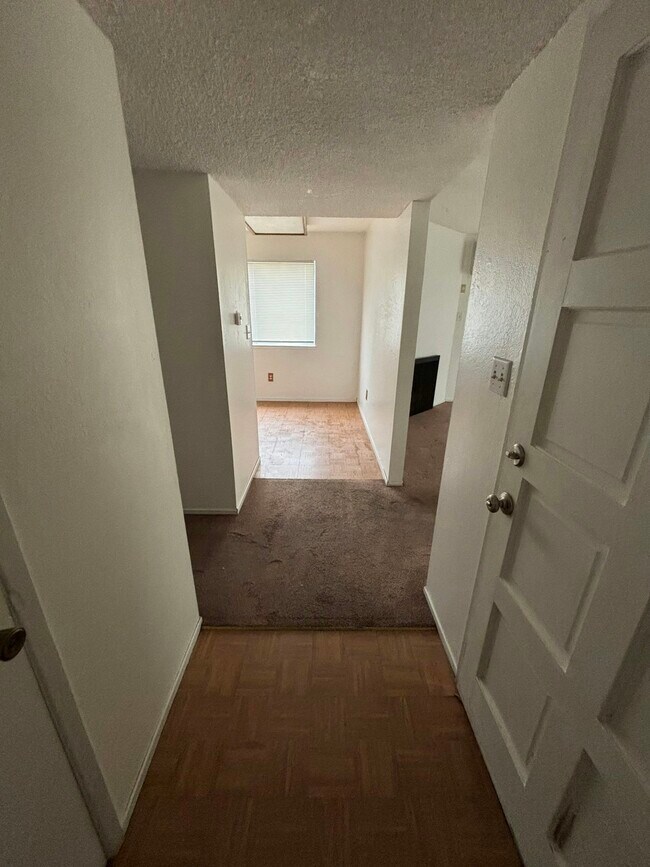 Building Photo - 56 Lark Center Dr