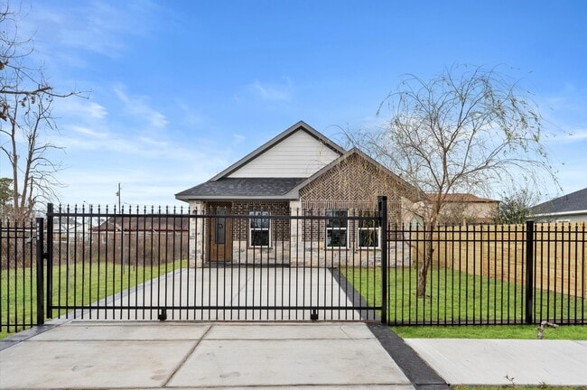 Primary Photo - 7926 Tate St
