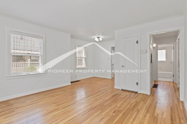 Building Photo - Charming Bungalow in Patty Jewett Neighborhood! 3bed, 2 bath, Enclosed yard, 1 car garage, carport