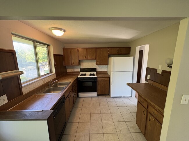 Building Photo - 256 Monroe Dr