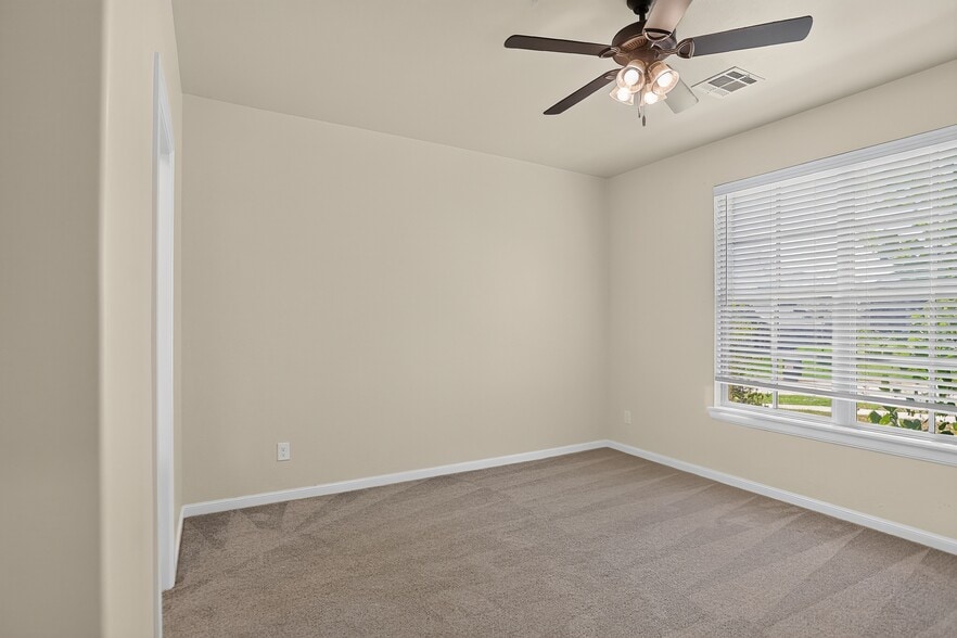 Building Photo - 709 Timber Trl