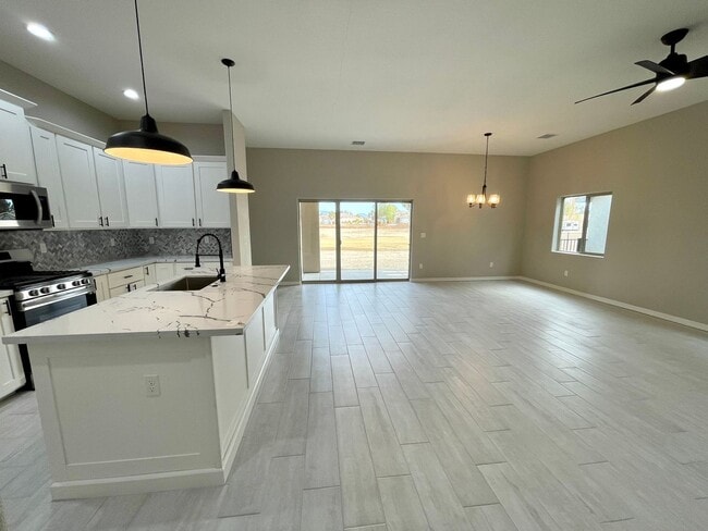 Building Photo - Beautiful 3 Bedroom Home on Desert Lakes Golf Course!
