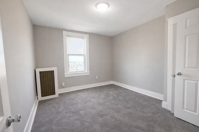 Building Photo - Three Bedroom Home In Baltimore