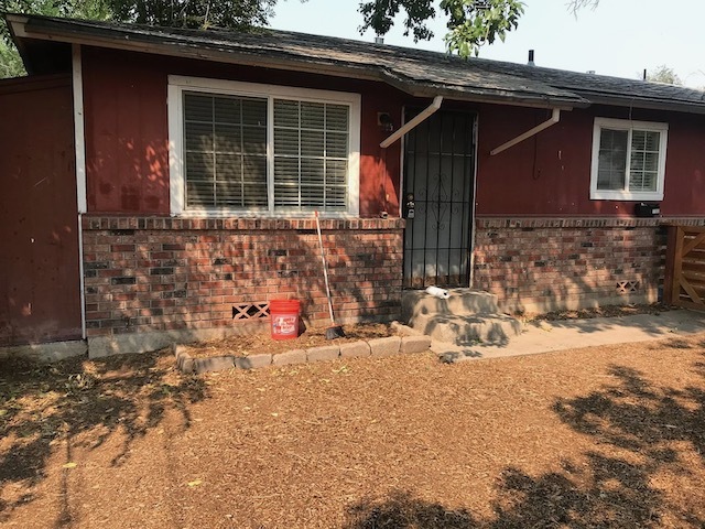 FRONT OF DUPLEX WITH FRONT YARD & FENCED IN - 1132 Parkview Street