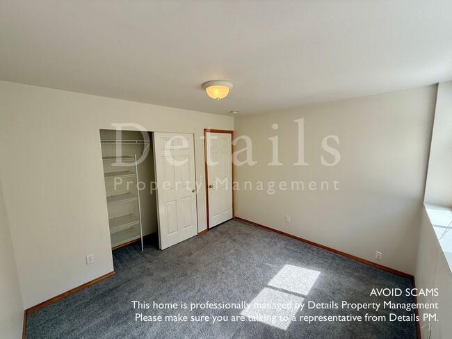 Building Photo - Nice Open Rambler in Secluded Central Kits...