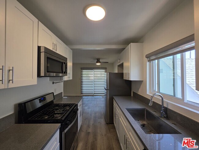 Building Photo - 10734 Palms Blvd