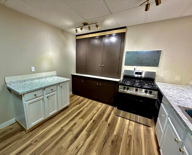 Building Photo - 415 S James St