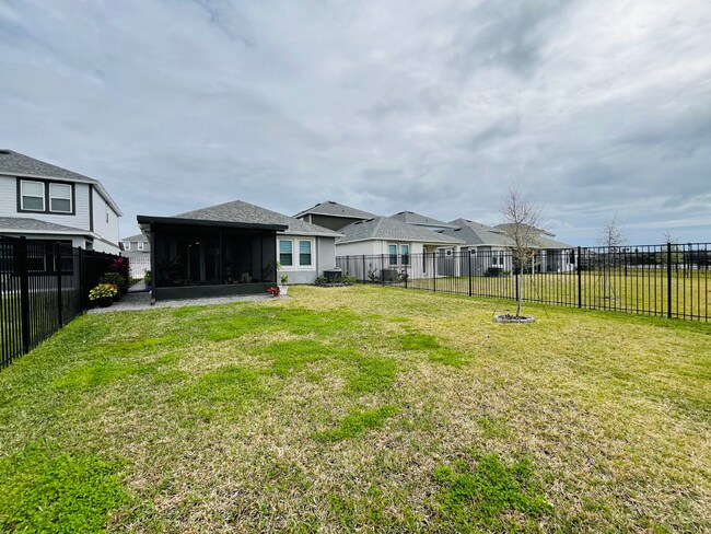 Building Photo - Available for July move-in!