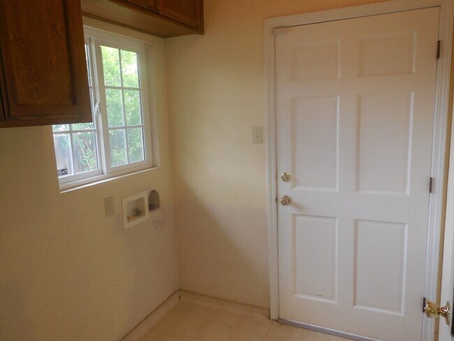 Building Photo - 3 Bedroom / 1 Bath House