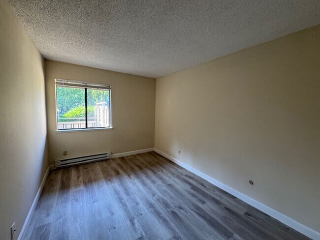 Building Photo - 1 bedroom end unit-New plank flooring thro...
