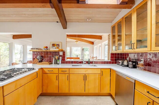 Building Photo - 2720 N Fillmore St