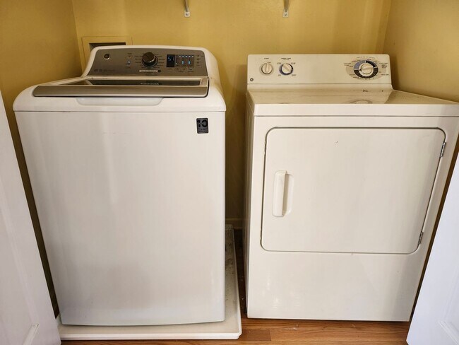 Building Photo - For Rent: Harrisonburg 3 BR, 2.5 Bath Townhouse