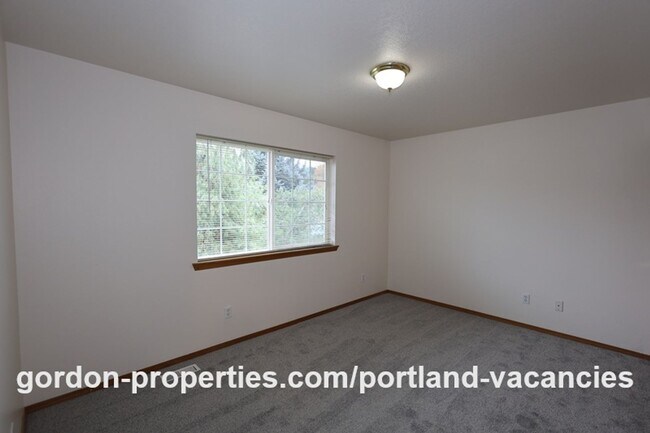 Building Photo - SE Knapp Circle - 3 bedroom duplex with attached single car garage