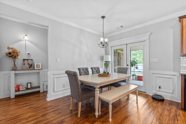 Building Photo - "Charming 3-Bedroom Home with 2 Full Baths...
