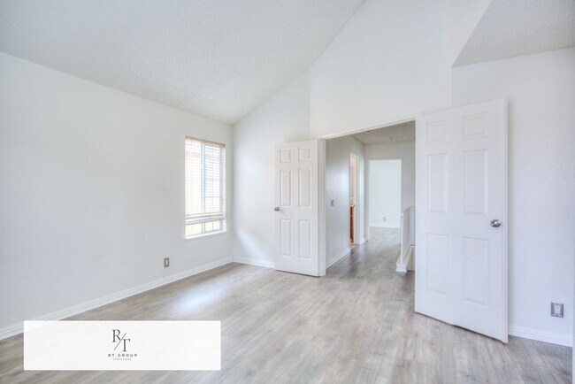 Building Photo - Freshly painted and featuring brand new 2nd-floor flooring 3 Bedrooms, 2.5 Bathroom in Baldwin Park