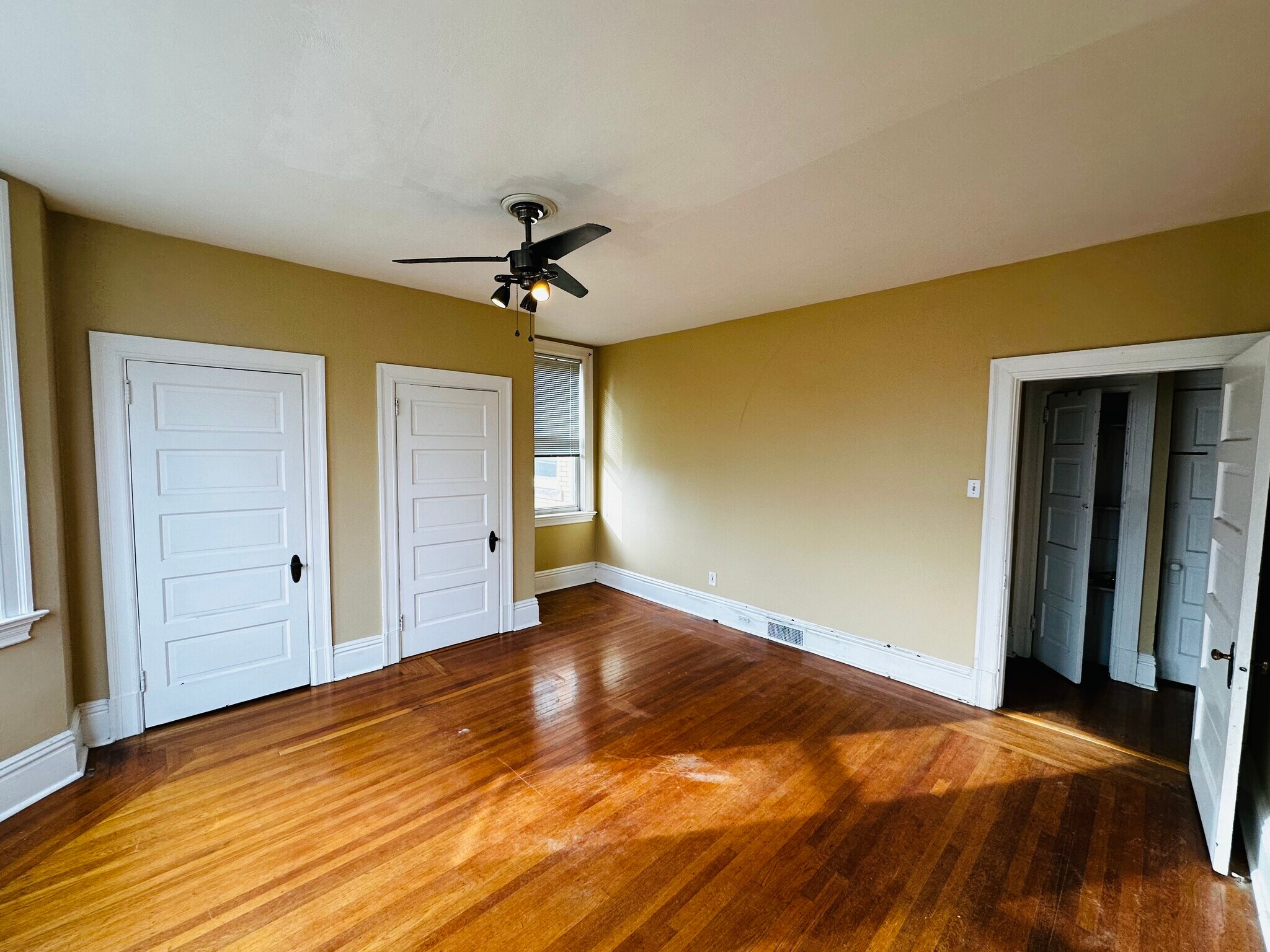 Large bedroom - 3611 Purdue St
