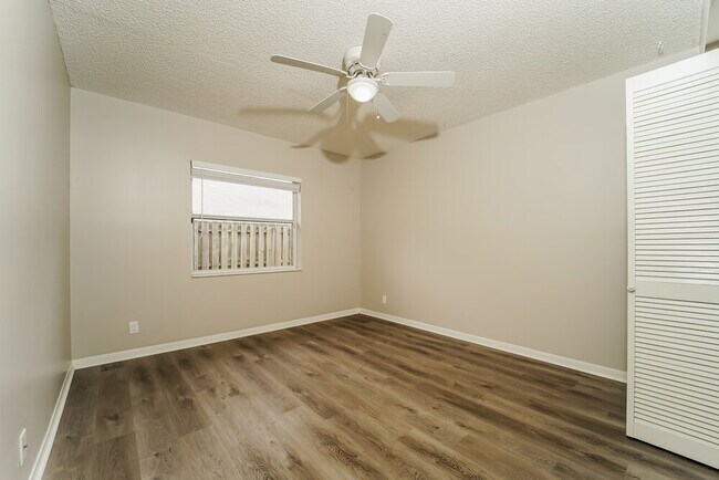 Building Photo - 6642 NW 42nd Ave