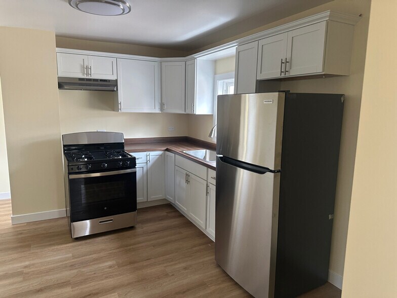 Building Photo - 729 Claim St