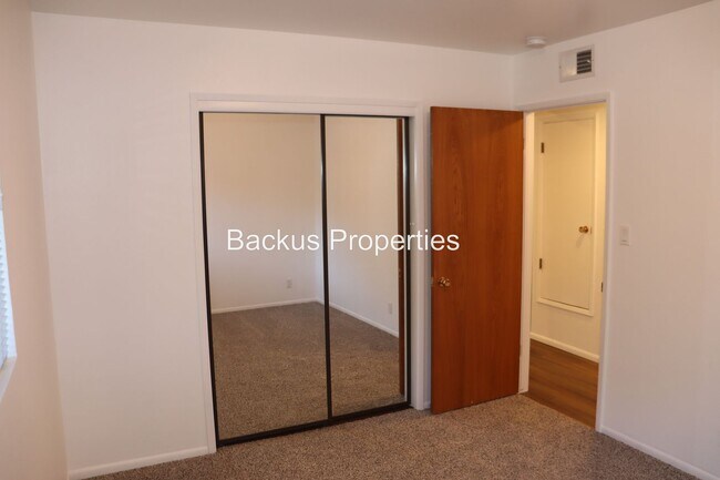 Building Photo - 738 Carmelita Dr